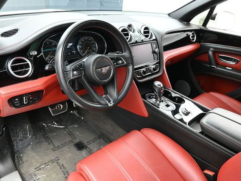 Used 2018 Bentley Bentayga image 11