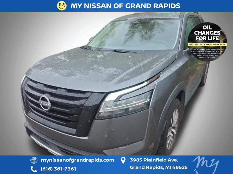 Used 2024 Nissan Pathfinder SL w/ Black Appearance Package AWD/4WD image 4