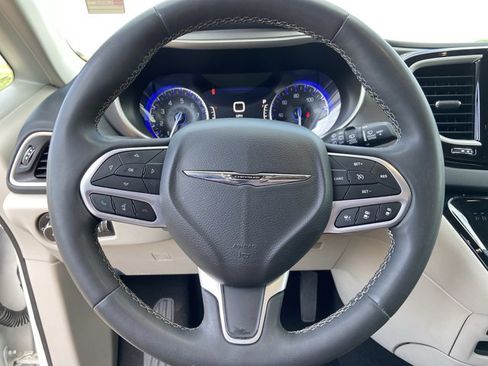 Used 2023 Chrysler Pacifica Touring-L FWD image 35