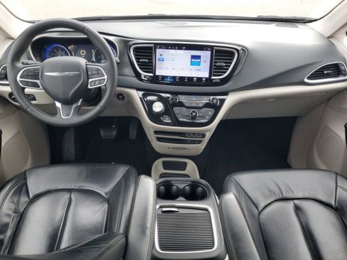 Used 2022 Chrysler Pacifica Touring-L image 6