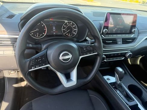 Used 2025 Nissan Altima 2.5 SV FWD image 16