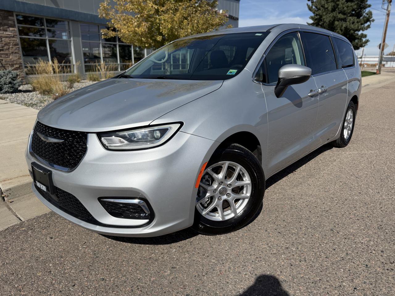 Used 2023 Chrysler Pacifica Touring-L FWD image 1