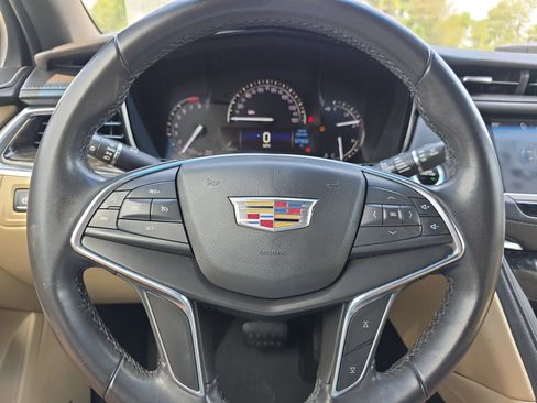 Used 2019 Cadillac XT5 FWD image 18