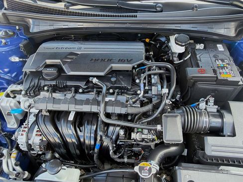 Certified 2025 Hyundai Elantra Sport image 32