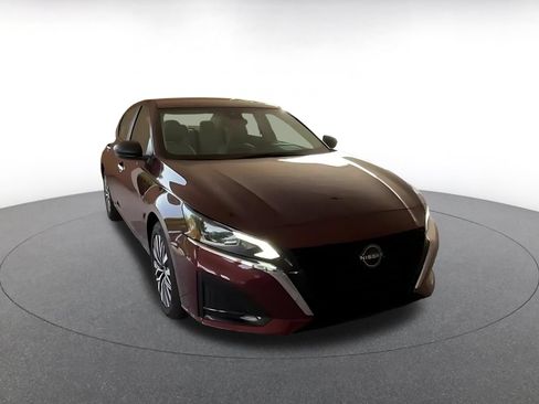 Used 2025 Nissan Altima 2.5 SV FWD image 12