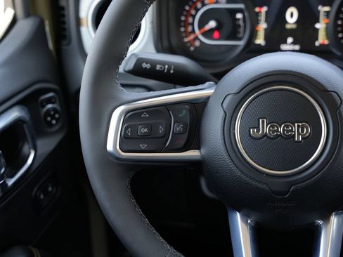 Used 2026 Jeep Wrangler Unlimited Sahara AWD/4WD image 8