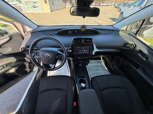 Used 2021 Toyota Prius LE image 21