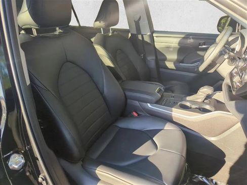 Used 2022 Toyota Highlander XLE image 26