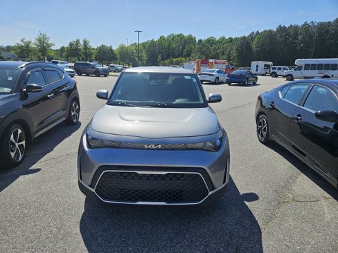 Used 2025 Kia Soul LX w/ LX Technology Package FWD image 2