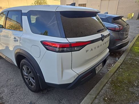 Used 2024 Nissan Pathfinder S image 3