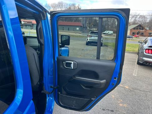 Used 2024 Jeep Wrangler Sahara image 21