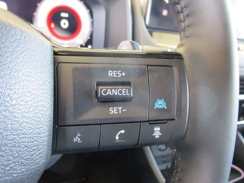 Used 2025 Nissan Rogue SL AWD/4WD image 34