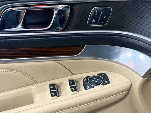 Used 2017 Ford Explorer Limited image 19