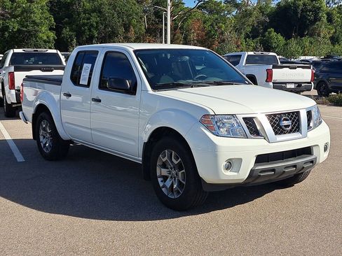 Used 2020 Nissan Frontier SV image 2