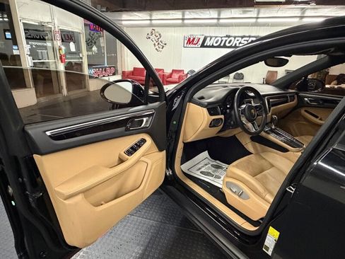 Used 2018 Porsche Macan image 12