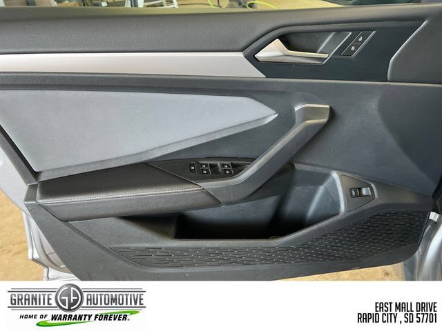 Used 2025 Volkswagen Jetta SE FWD image 19