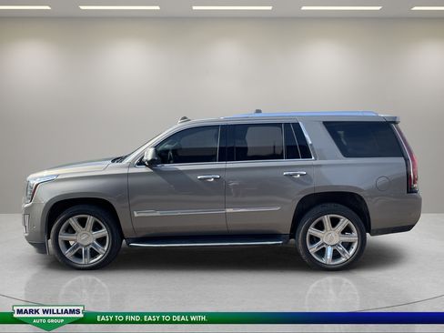 Used 2017 Cadillac Escalade Luxury AWD/4WD image 4