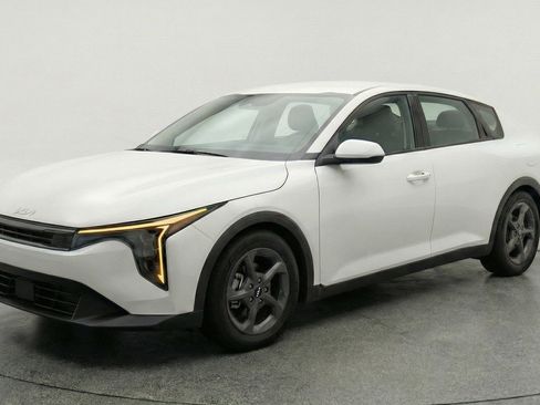 Used 2025 Kia K4 FWD image 2