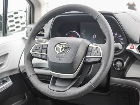 New 2026 Toyota Sienna XLE image 17