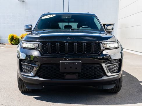 Used 2024 Jeep Grand Cherokee Altitude AWD/4WD image 2
