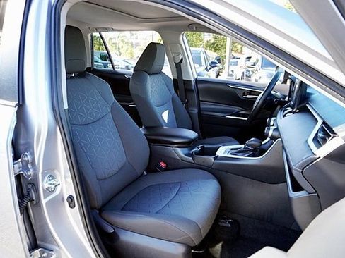 Used 2022 Toyota RAV4 XLE w/ Convenience Package FWD image 12