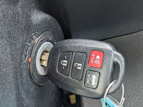 Used 2014 Toyota Camry L image 30