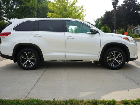 Used 2018 Toyota Highlander LE AWD/4WD image 6