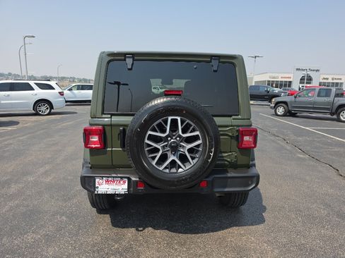 Used 2024 Jeep Wrangler Unlimited Sahara w/ Technology Group AWD/4WD image 6