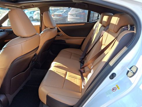 Used 2019 Lexus ES 350 Ultra Luxury image 10