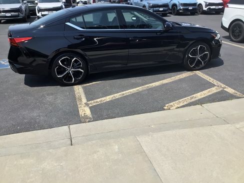 Used 2024 Nissan Altima 2.5 SR FWD image 6