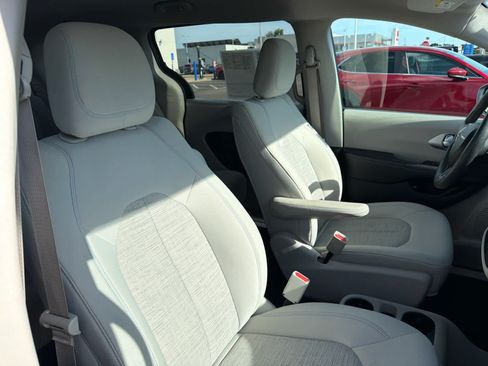 Used 2018 Chrysler Pacifica Touring Plus FWD image 7