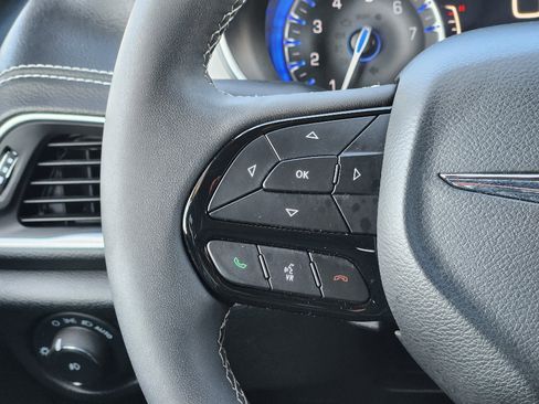 Used 2025 Chrysler Pacifica Limited image 28