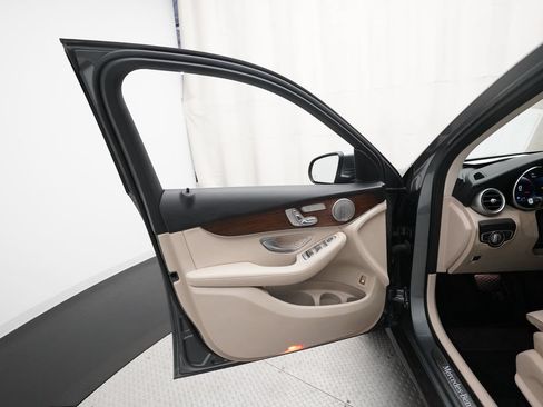 Used 2021 Mercedes-Benz GLC 300 4MATIC image 28