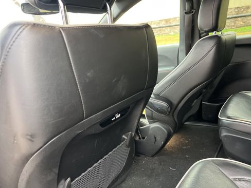 Used 2022 Chrysler Pacifica Limited w/ S Appearance Package image 11