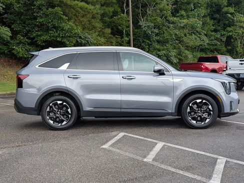 Used 2025 Kia Sorento S w/ Panoramic Sunroof Package FWD image 10