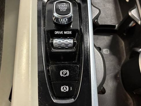 Used 2021 Volvo XC60 T5 Momentum w/ Premium Package AWD/4WD image 32