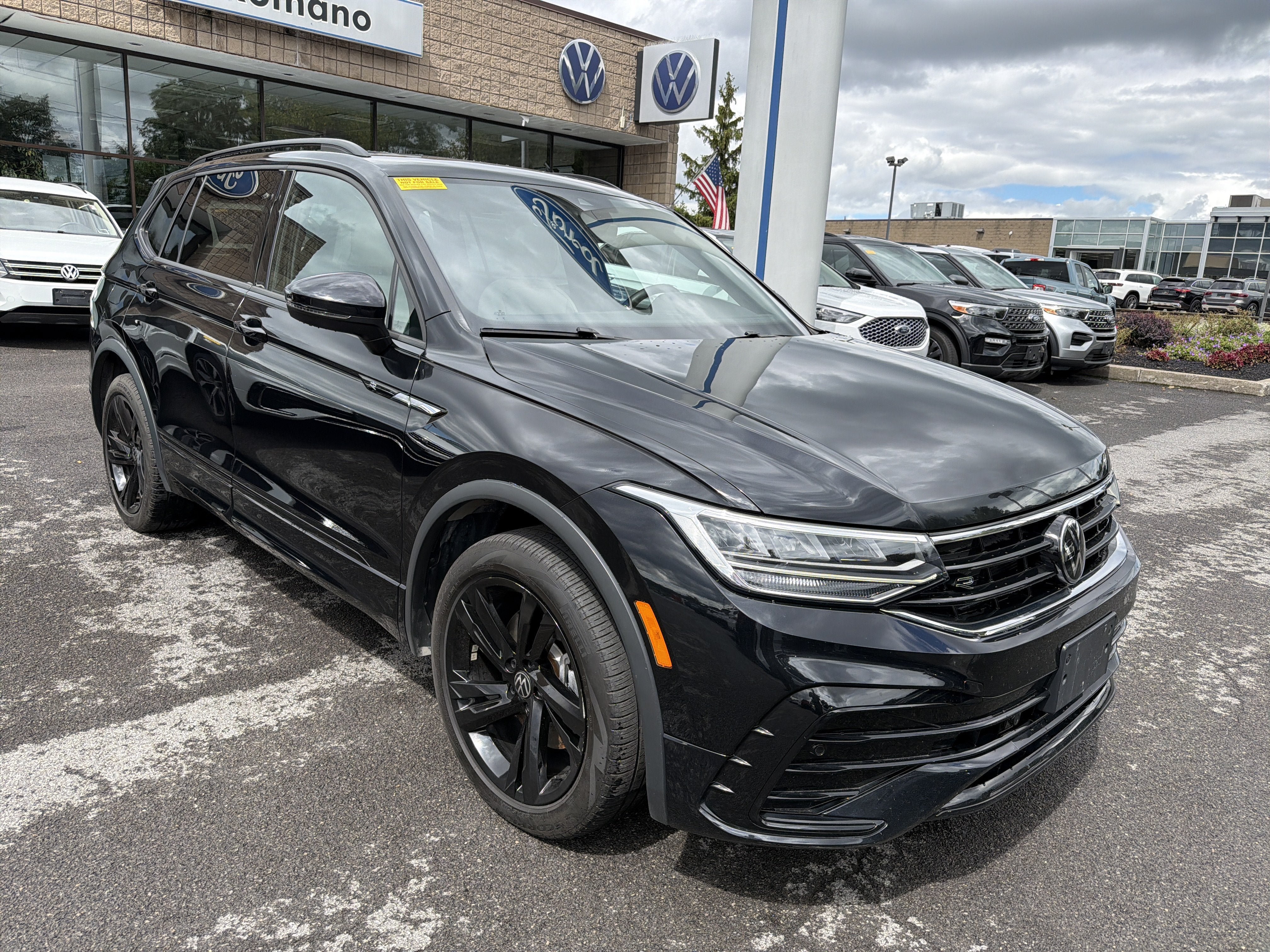 Used 2024 Volkswagen Tiguan SE R-Line AWD/4WD image 2