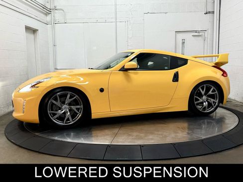 Used 2017 Nissan 370Z Coupe RWD image 3