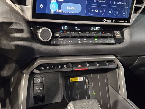 Used 2023 Toyota Tundra Limited image 31