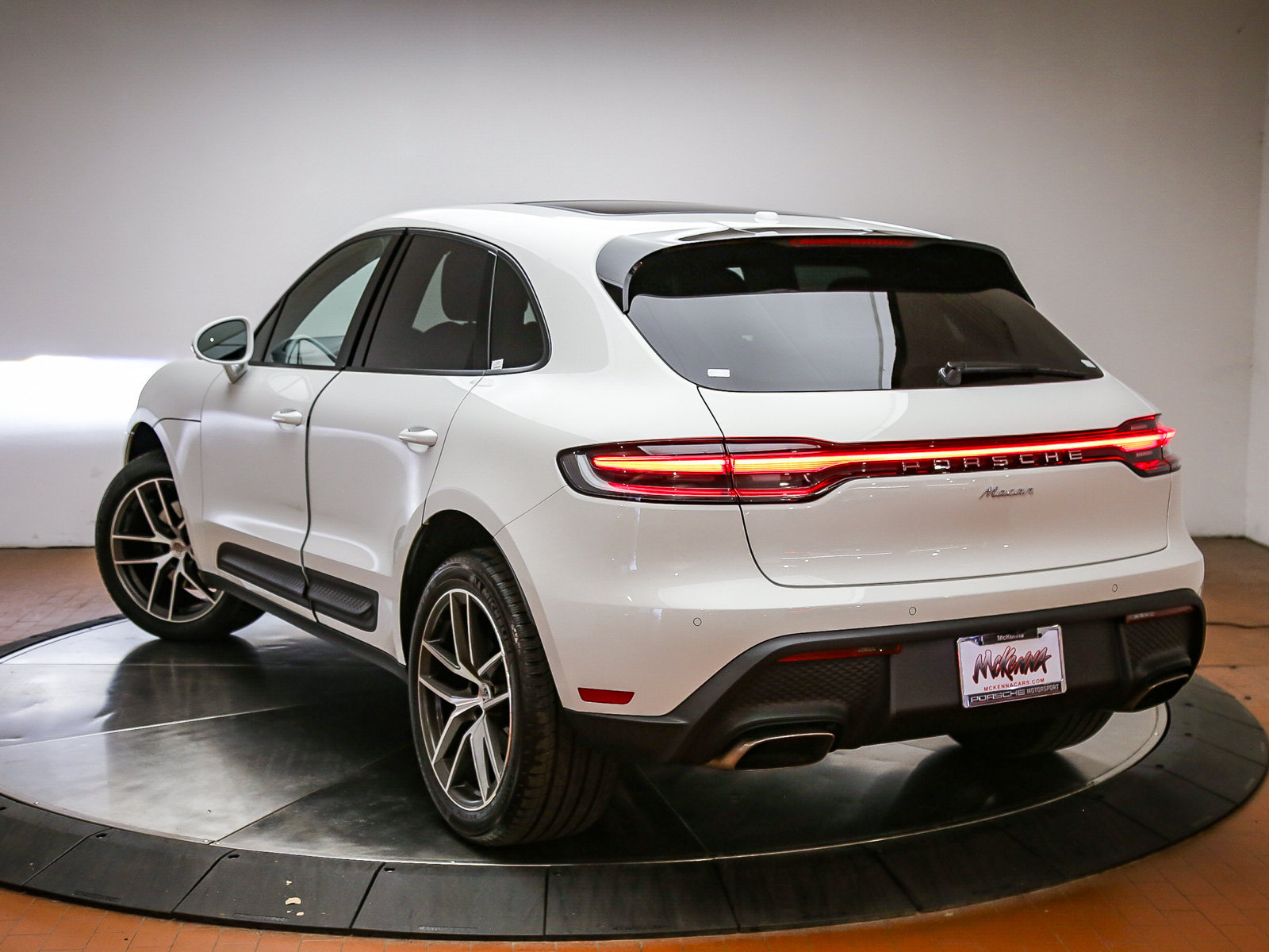 Certified 2026 Porsche Macan AWD/4WD image 3