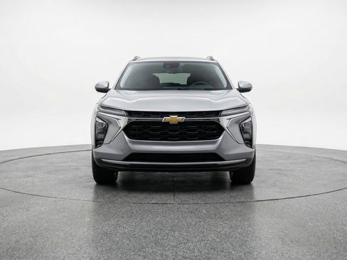 Used 2025 Chevrolet Trax LT w/ LT Convenience Package FWD image 2