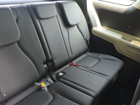 Used 2024 Kia Carnival LX FWD image 10