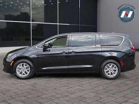 Used 2022 Chrysler Voyager LX FWD image 2