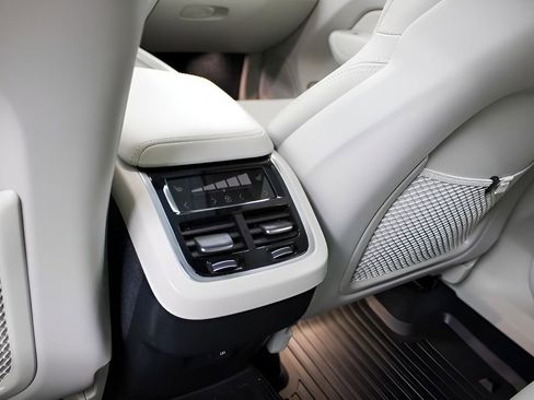 Certified 2023 Volvo XC60 B5 Ultimate w/ Climate Package image 37