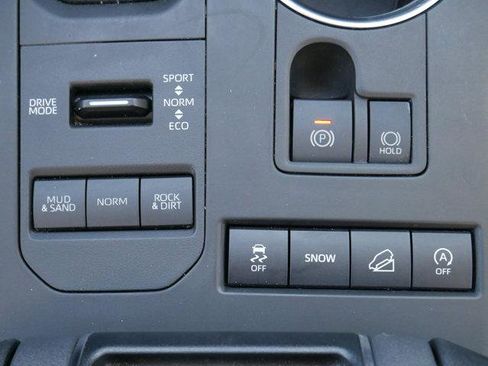 Used 2022 Toyota Highlander XLE AWD/4WD image 23