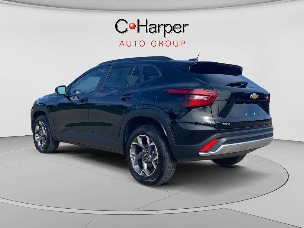 Used 2024 Chevrolet Trax LT w/ Sunroof Package FWD image 5