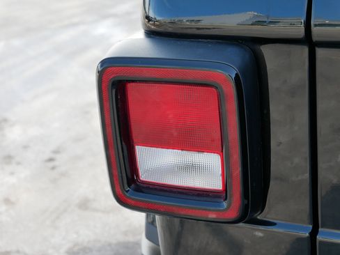 Used 2021 Jeep Wrangler Unlimited Sahara image 17