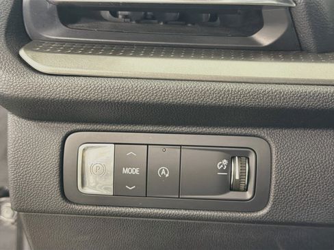 Used 2025 Chevrolet Traverse LT FWD image 16