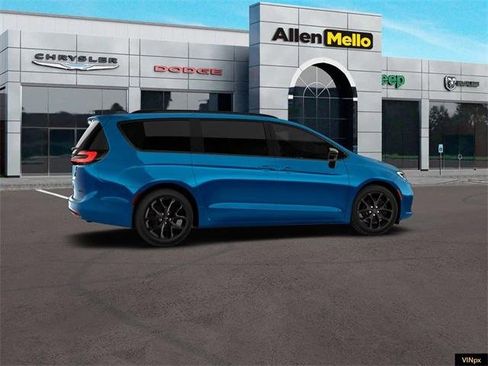 New 2026 Chrysler Pacifica Limited image 15