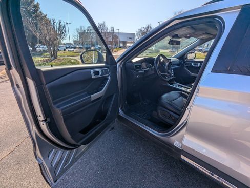 Used 2020 Ford Explorer XLT w/ Equipment Group 202A image 8